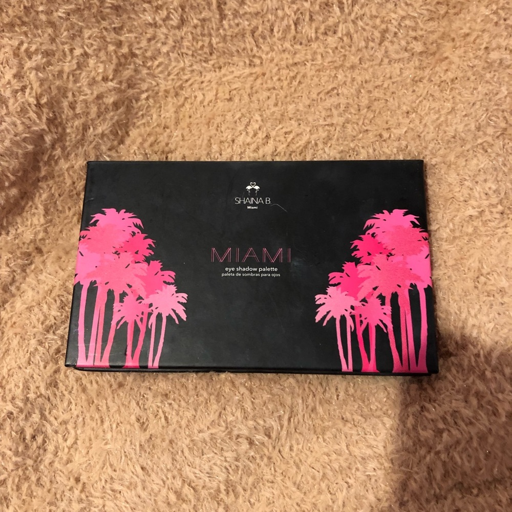 Flamingo eyeshadow palette